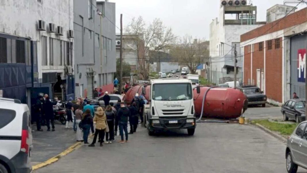 preocupacion-en-mar-del-plata:-el-tanque-de-un-camion-atmosferico-volco-toda-su-carga-en-la-calle