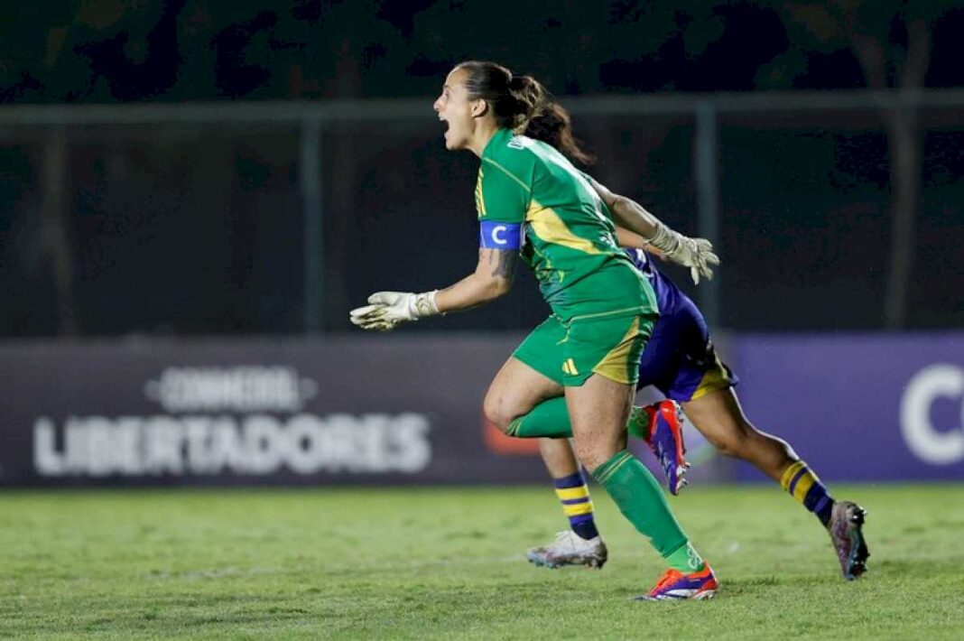 las-gladiadoras-de-boca-tuvieron-a-una-laurina-oliveros-que-se-hizo-gigante-en-los-penales,-le-ganaron-a-santos-y-son-semifinalistas-de-la-copa-libertadores