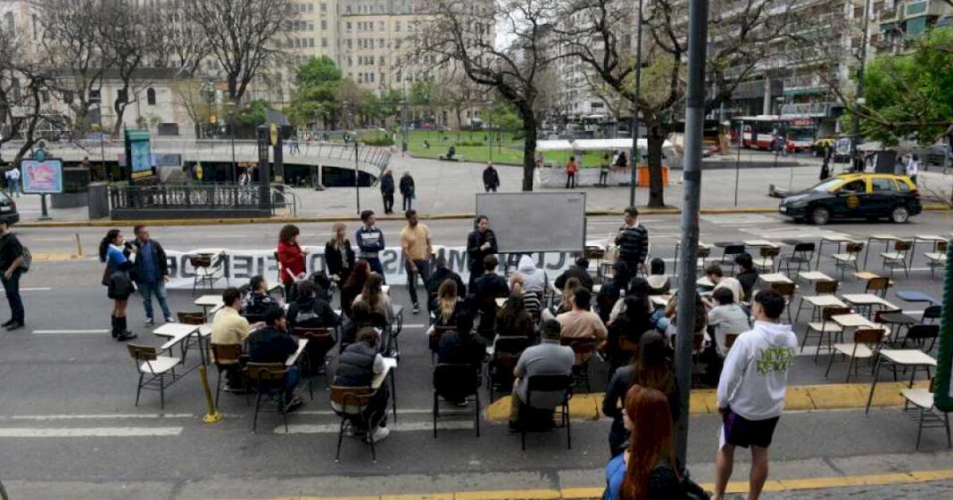 protesta-universitaria-contra-el-veto-de-milei:-donde-seran-los-cortes-de-calles-en-buenos-aires-y-a-que-hora-empieza-la-marcha-de-las-velas