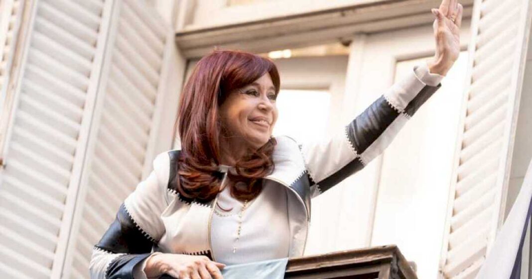 en-un-mensaje-por-el-dia-de-la-lealtad,-cristina-kirchner-cruzo-a-caputo:-este-hambreador-social-parece-ser-mi-nuevo-jefe-de-campana