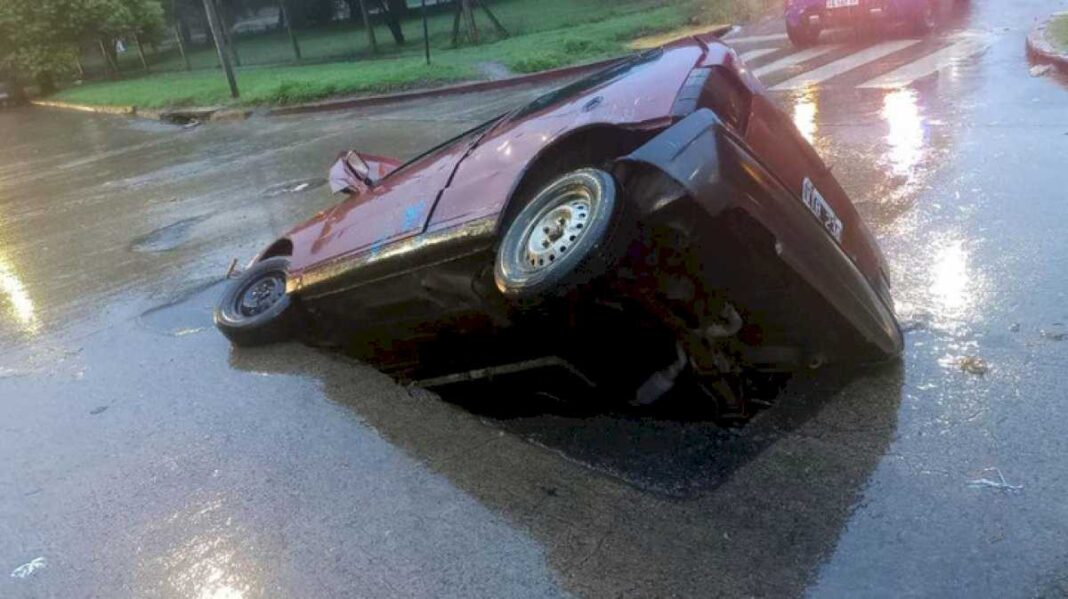 en-medio-de-la-fuerte-tormenta,-un-auto-fue-tragado-por-un-pozo-en-cordoba:-senti-el-golpe-y-de-repente-estaba-bajo-tierra