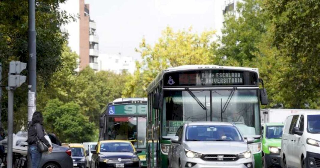 paro-de-colectivos:-la-uta-no-quiere-guerra-contra-milei-pero-estudia-una-medida-de-fuerza-sin-moyano